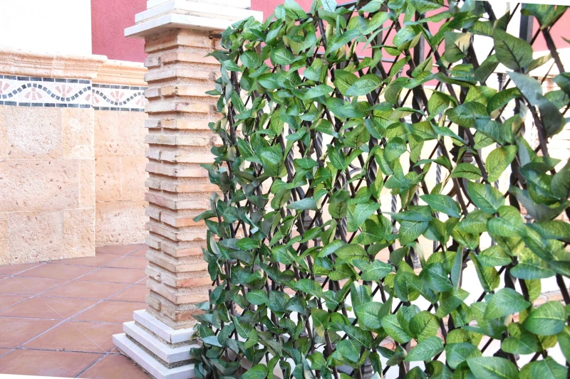 Celosía-mimbre-hoja-arce-Privacidad-natural-para-jardín