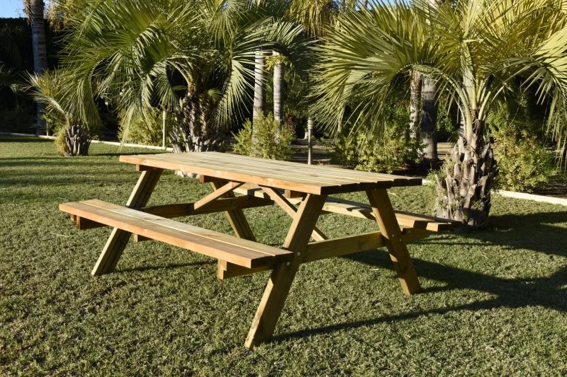 Mesa-picnic-madera-resistente-para-jardín-terraza