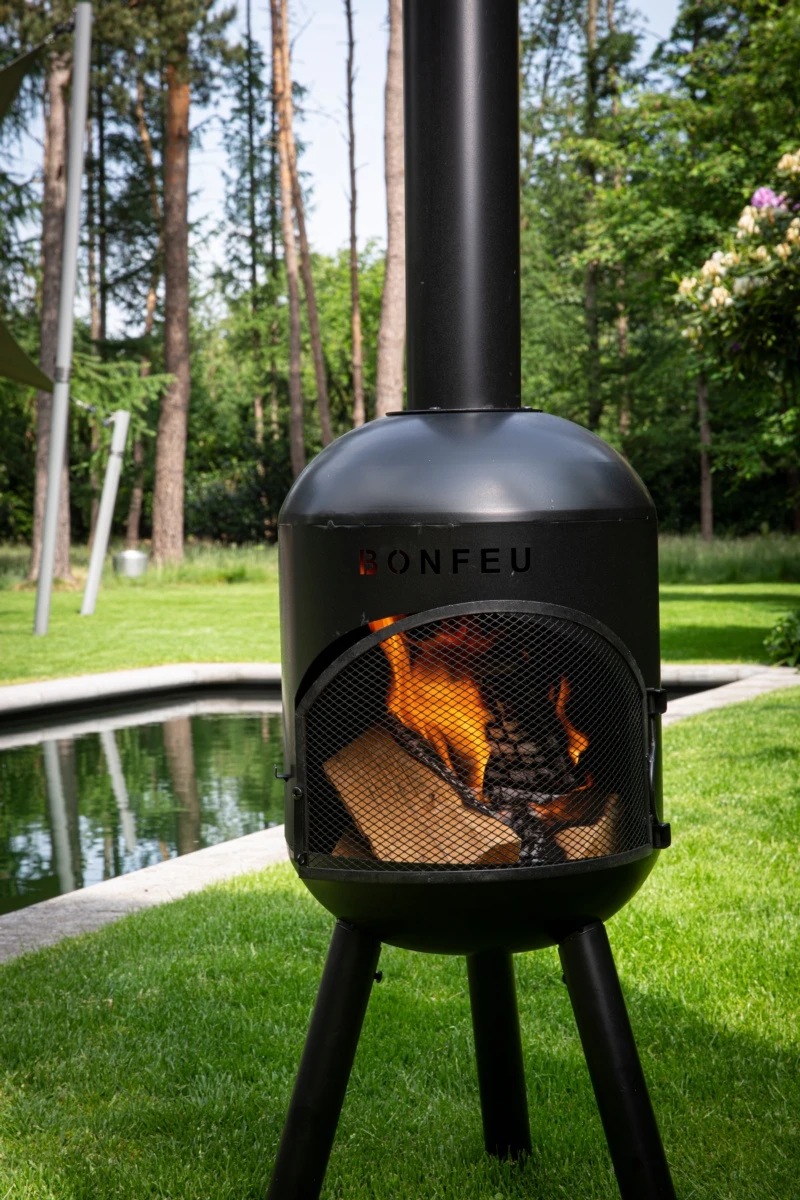Estufa-leña-exterior-BonSolo-diseño-compacto-BonFeu