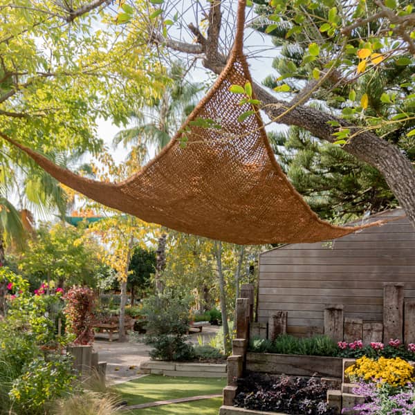 Toldo-Triangular-Fibra-Coco-Ocultación-Jardín