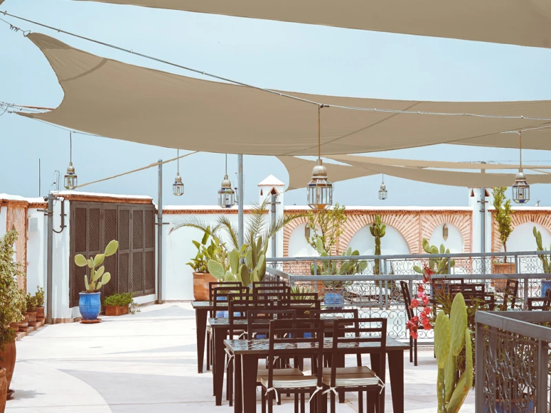 Toldo-vela-cuadrado-beige-Sombra-elegante-para-jardín